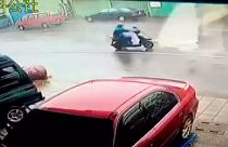 Taiwán: los peligros de circular en moto en medio de un ciclón