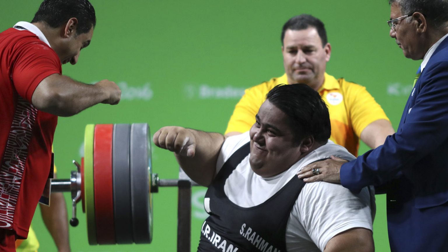 169-Kilo-Paralympics-Star aus dem Iran bricht alle Rekorde im Bankdrücken