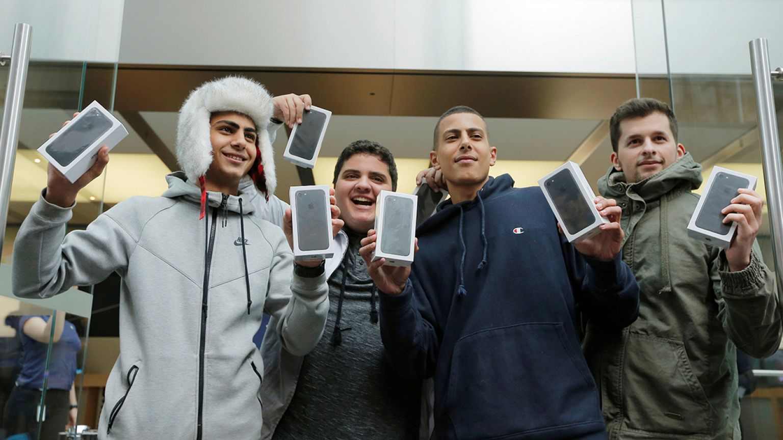 Disappointment for some as Apple iPhone 7 Plus and jet black 7 sell out online