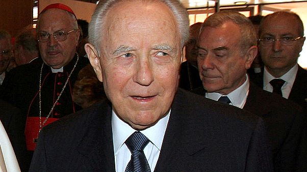 Elhunyt Carlo Azeglio Ciampi volt olasz államfő. 95 éves volt. Elhunyt Carlo Azeglio Ciampi volt olasz államfő. 95 éves volt.