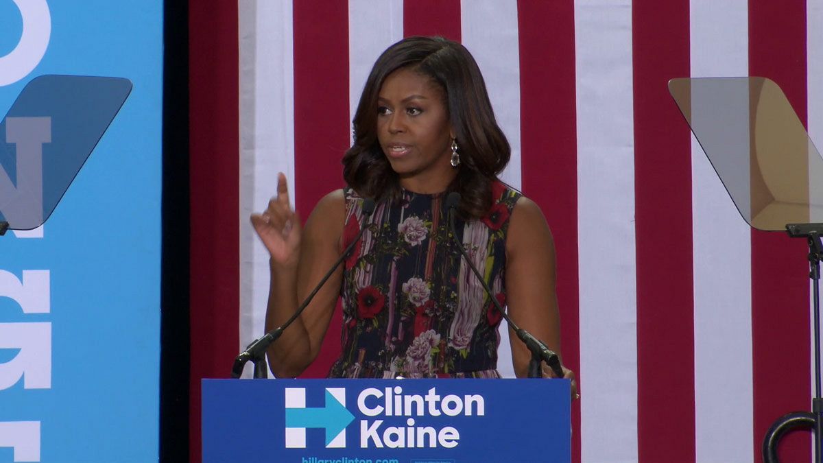 Michelle Obama Clinton'a destek için sahnede