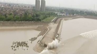 Tayfun sonrası Çin'deki Qiantang Nehri taştı