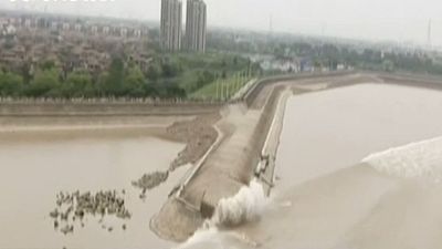 Cina, l'onda gigante del fiume Qiantang