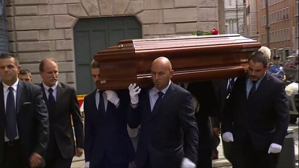 Η Ιταλία αποχαιρετά τον ουμανιστή πρόεδρο Κάρλο Τσιάμπι Η Ιταλία αποχαιρετά τον ουμανιστή πρόεδρο Κάρλο Τσιάμπι