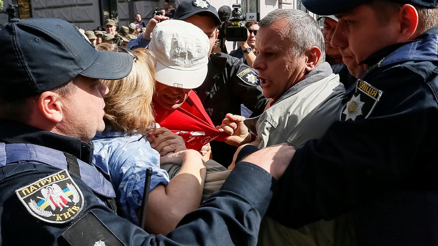 Kiev: Protestocular Rusya büyüleçiliğinin girişini kapattı