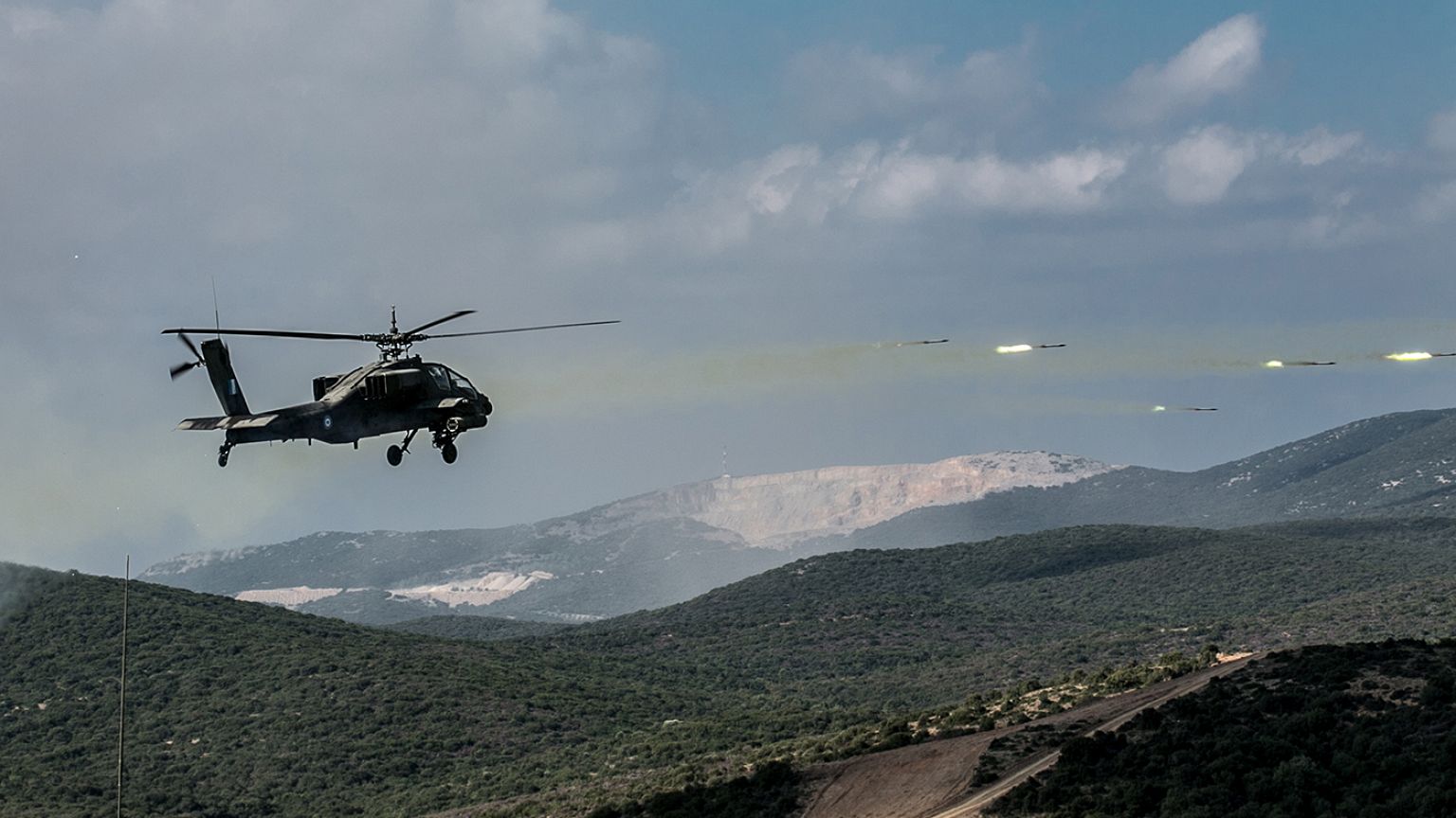 Ελλάδα: Πτώση ελικοπτέρου «Απάτσι» - Σώοι οι χειριστές