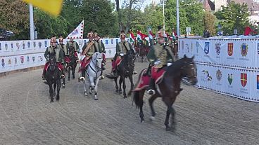 Hungria: cavalos invadem Praça dos Heróis em Budapeste