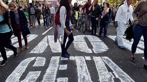 Χιλιάδες στους δρόμους κατά των συμφωνιών εμπορίου της ΕΕ με ΗΠΑ και Καναδά Χιλιάδες στους δρόμους κατά των συμφωνιών εμπορίου της ΕΕ με ΗΠΑ και Καναδά