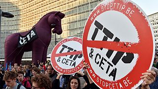 The Brief: Οι Βρυξέλλες σε ρυθμό διαδηλώσεων κατά των Συμφωνιών Εμπορίου της ΕΕ με ΗΠΑ και Καναδά