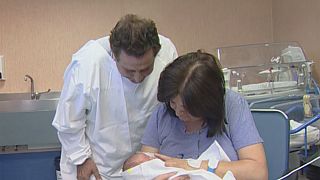 یک زن ۶۱ ساله در ایتالیا اولین فرزند خود را به دنیا آورد