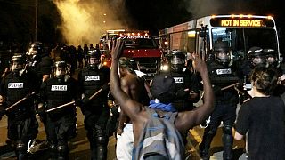Protestos contra violência policial americana depois de dois afroamericanos abatidos por agentes