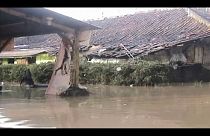 Τοπίο «Αποκάλυψης» μετά τις πλημμύρες στην Ινδονησία