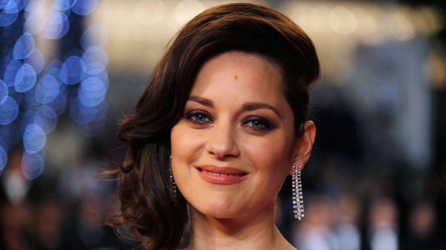 Marion Cotillard distancia-se do divórcio Jolie-Pitt com revelação pessoal