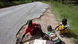 Zimbabwe El Nino: Parents leave children in drought hit area