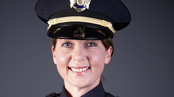 Oklahoma: incriminata di omicidio colposo la poliziotta che ha ucciso un uomo nero Oklahoma: incriminata di omicidio colposo la poliziotta che ha ucciso un uomo nero