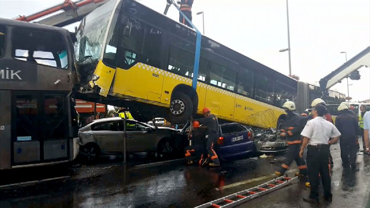 В Стамбуле метробус наскочил на несколько автомобилей