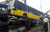Passagier traktiert Busfahrer mit Regenschirm: Elf Verletzte