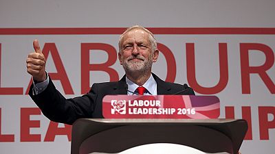 Le leader du parti travailliste britannique, Jeremy Corbyn, réélu triomphalement