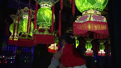 Китай: фонари из арбузов осветили Пинью