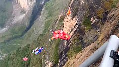 Wingsuiter im Geschwindigkeitsrausch