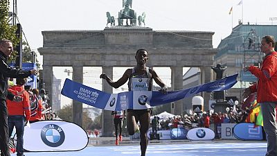 Bekele remporte le marathon de Berlin et frôle le record du monde
