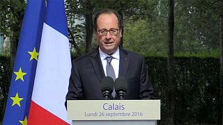 France's Hollande visits Calais, vowing to close 'Jungle'