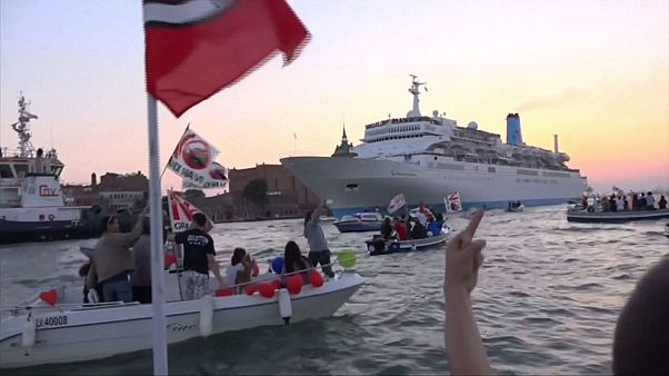 Venedik'te cruise gemisi protestosu Venedik'te cruise gemisi protestosu