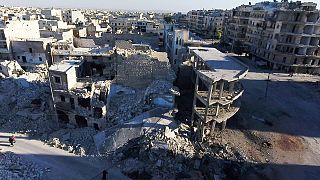 Esad güçleri Halep'te muhaliflere bomba yağdırıyor