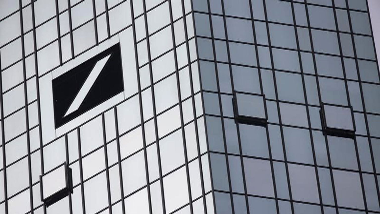 Merkel elude hablar directamente sobre si rescatará o no al Deutsche Bank