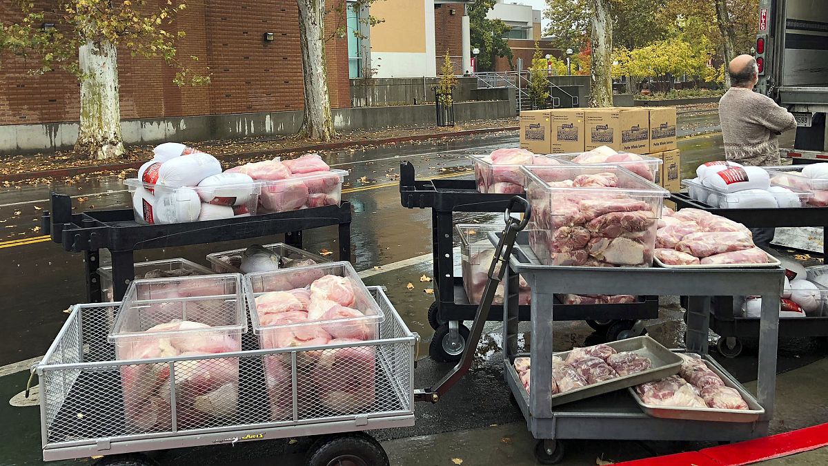 Image: Hundreds of frozen turkeys are unloaded on the campus of California 