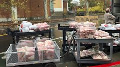 Image: Hundreds of frozen turkeys are unloaded on the campus of California 