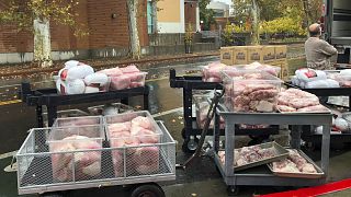 Image: Hundreds of frozen turkeys are unloaded on the campus of California 