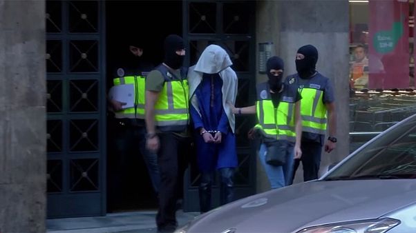 Schlag gegen IS in Europa: Polizei nimmt Verdächtige fest Schlag gegen IS in Europa: Polizei nimmt Verdächtige fest