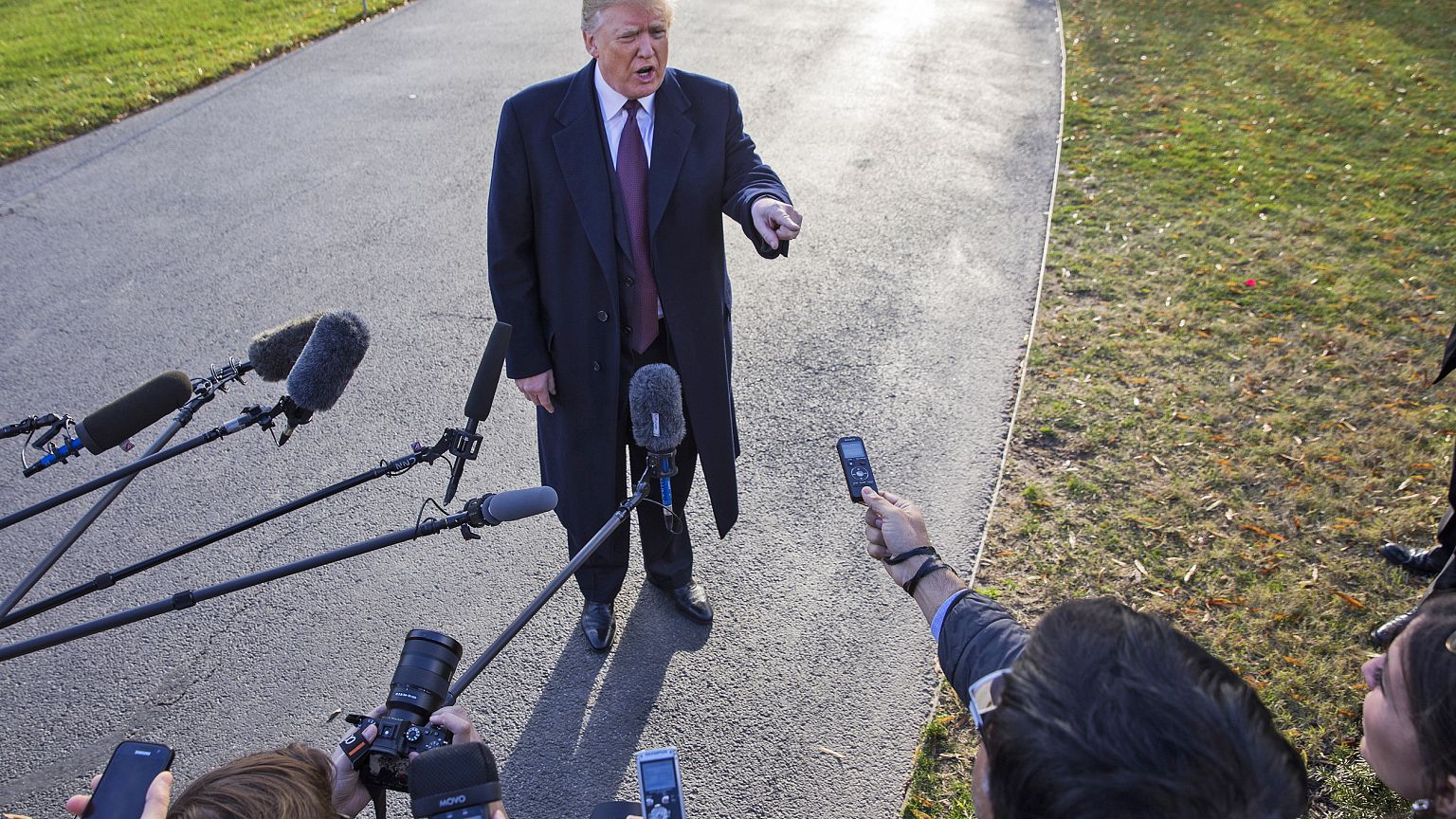 Image: US President Donald J. Trump departs the White House in Washington, 