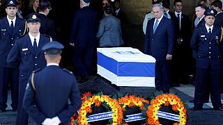 El féretro de Simón Peres llega al Parlamento recibido por los líderes de Israel