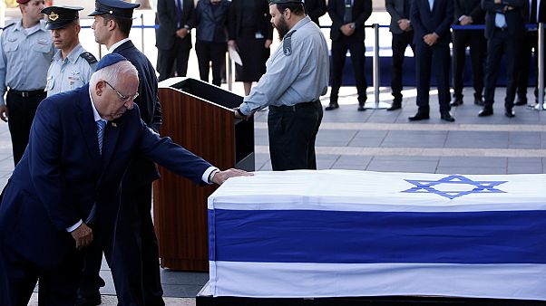 I leader israeliani salutano Shimon Peres I leader israeliani salutano Shimon Peres