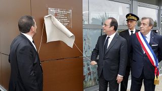 Hollande pays tribute at site of Charlie Hebdo siege