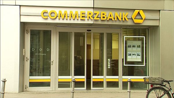 Commerzbank taglia un quinto dei dipendenti. Quasi 10.000 licenziamenti Commerzbank taglia un quinto dei dipendenti. Quasi 10.000 licenziamenti