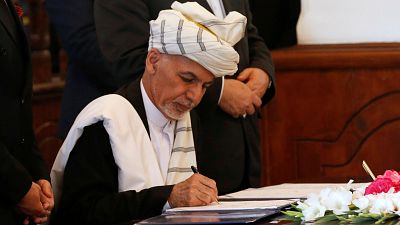 توقيع اتفاق سلام بين الحكومة الأفغانية وقلب الدين حكمتيار زعيم الحزب الاسلامي