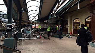 Ungebremster Pendlerzug pflügt durch Bahnhofshalle: Eine Tote