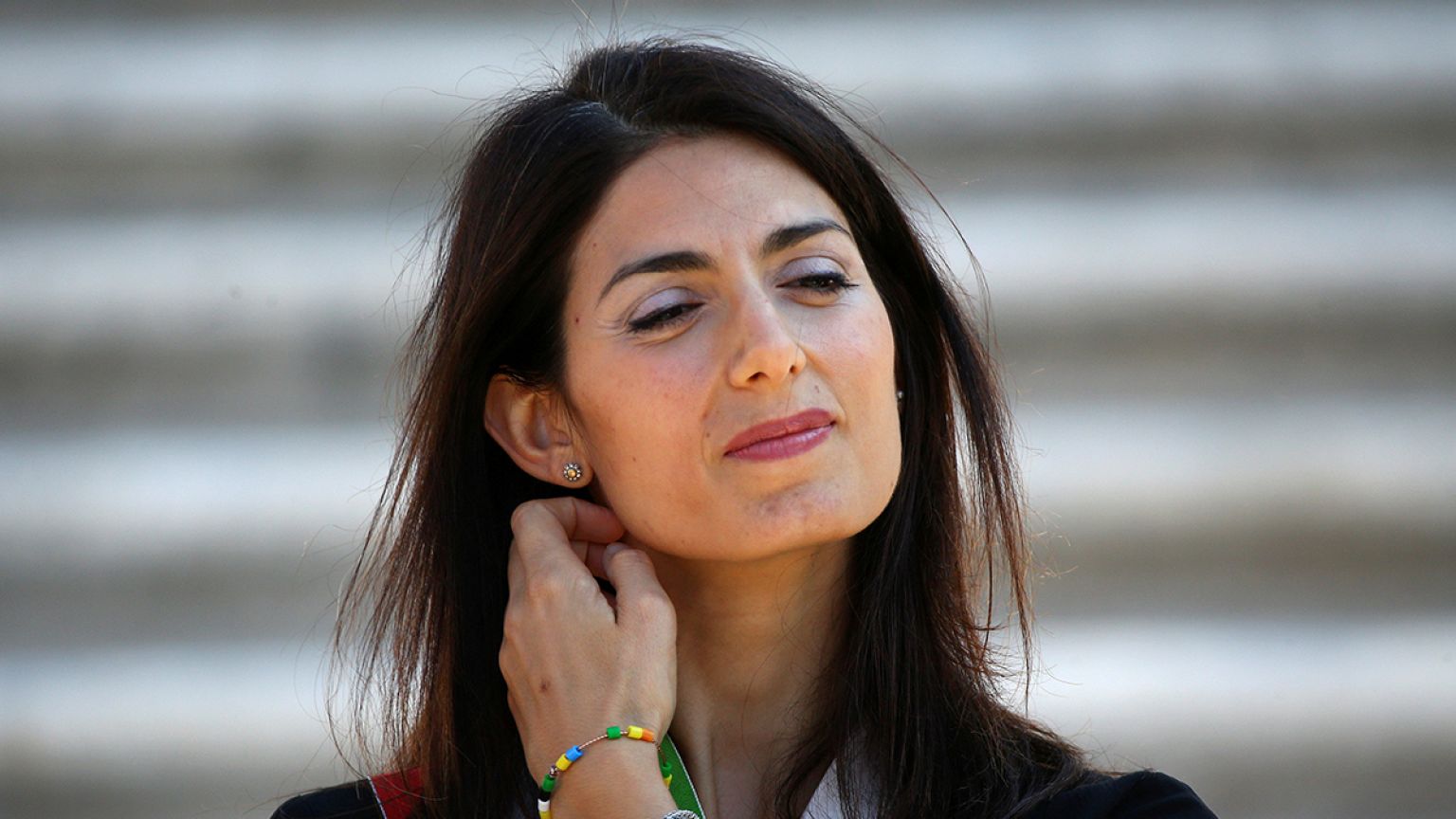 Virginia Raggi si 'rifugia' sul tetto del Campidoglio