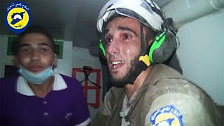 La commozione di un soccorritore dopo aver salvato un bimbo a Idlib