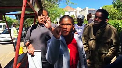 پلیس آفریقای جنوبی بسوی دانشجویان گلوله های پلاستیکی شلیک کرد