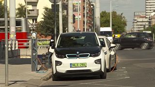 Hungría promueve el coche eléctrico, pero penaliza las energías renovables