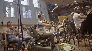 65μελής ορχήστρα κλασικής μουσικής ερμηνεύει house επιτυχίες