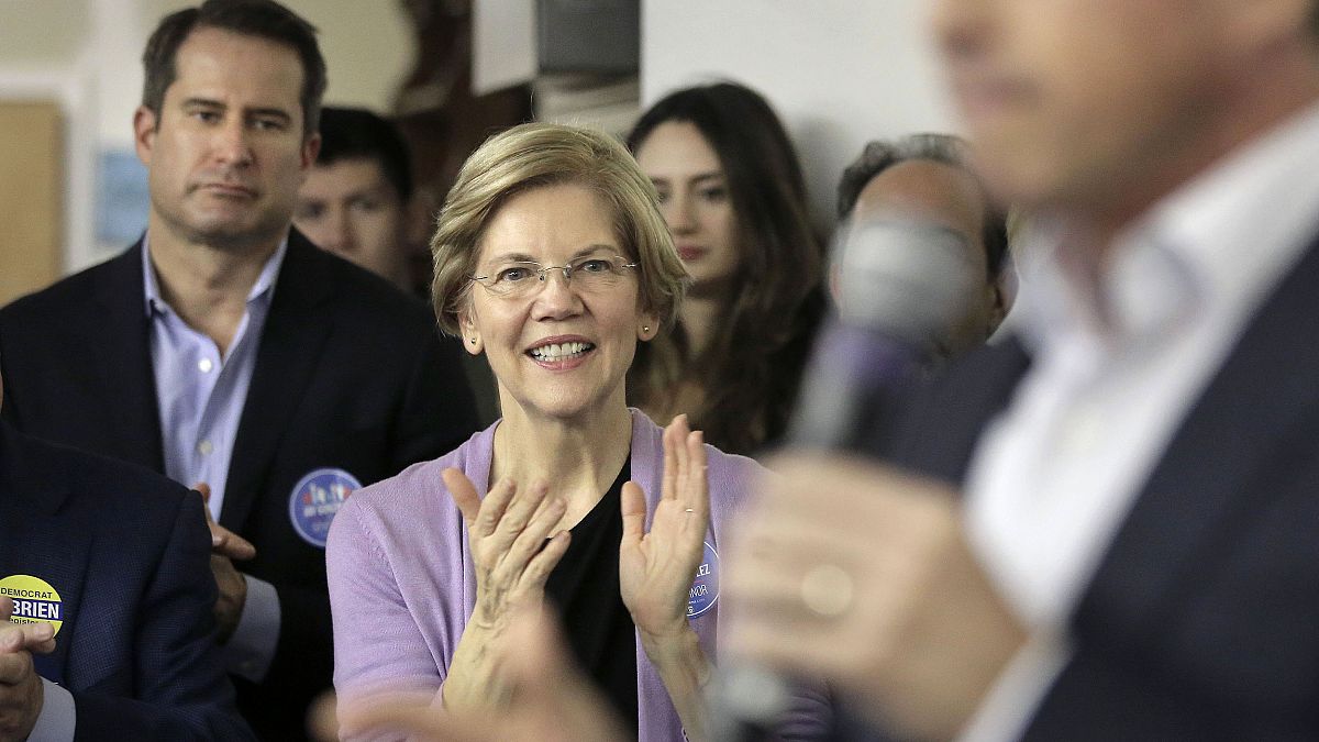 Image: Democrat U.S. Sen. Elizabeth Warren, center, applauds as Massachuset