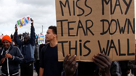 Calais: Police clash with migrants and protesters