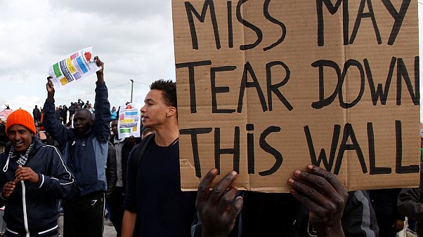 Calais'de mültecilere destek gösterisine polis müdahalesi Calais'de mültecilere destek gösterisine polis müdahalesi