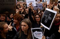 Több ezren tiltakoznak az abortusz teljes tiltása ellen Varsóban