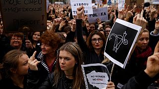 Több ezren tiltakoznak az abortusz teljes tiltása ellen Varsóban